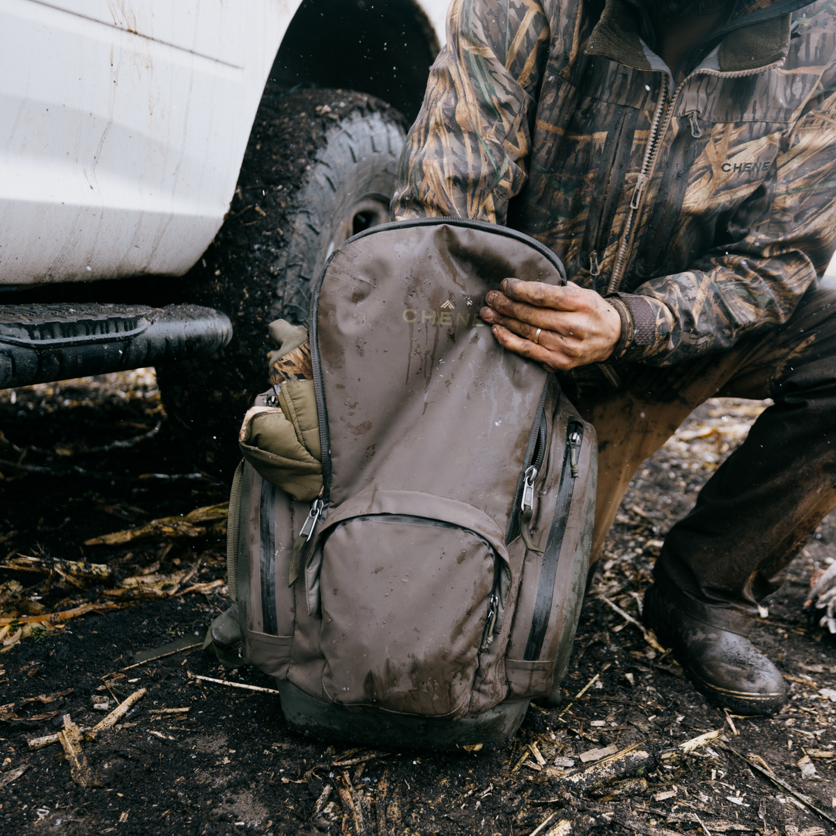 Chêne Gear Delta Pack in Cypress in the rain