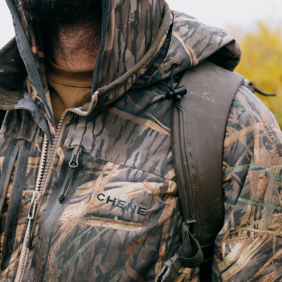 Chêne Gear Delta Pack in Cypress, shoulder strap detail