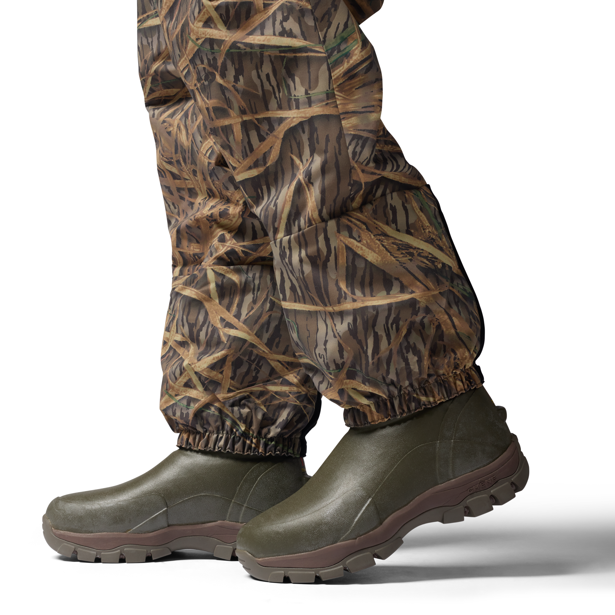 2S Wading Pant in Mossy Oak Original Shadow Grass, on model #mossy_oak_original_shadow_grass