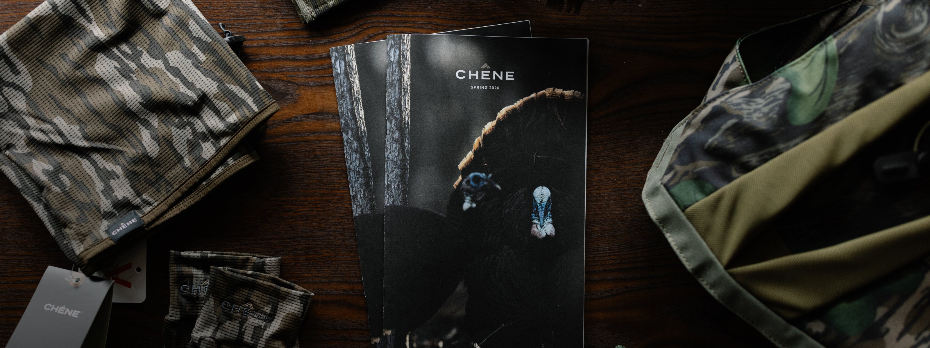 Camouflage-patterned product on a wooden surface with 'CHéNE' branding.